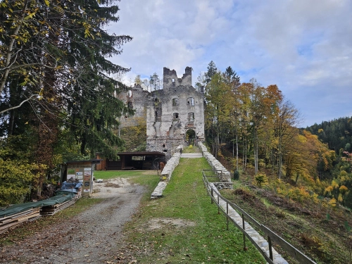 Sicherungsarbeiten an der vorderen Burgmauer