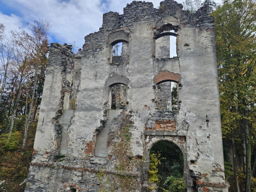 Sicherungsarbeiten an der vorderen Burgmauer